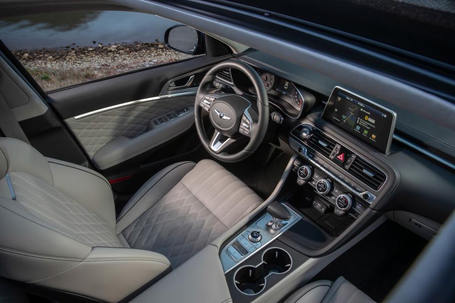 Интерьер Genesis G70 2.0T 2018 года  (NA) (фото 31 из 44)